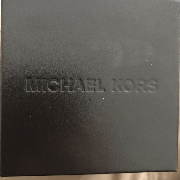 Michael Kors shell watch - Picture 6 of 8